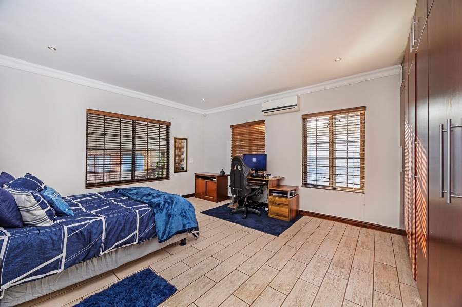4 Bedroom Property for Sale in Van Riebeeckshof Western Cape